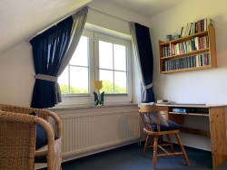 Foto: Ferienhaus Mien lüttje Huuske, Greetsiel: ... und Lese- Schreibtischecke am Fenster