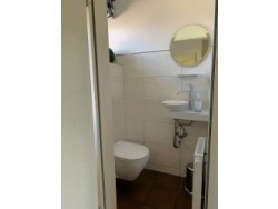 Foto: Ferienhaus Mien lüttje Huuske, Greetsiel: Ein schöner Eßplatz am Fenster im Greetsieler Ferienhaus