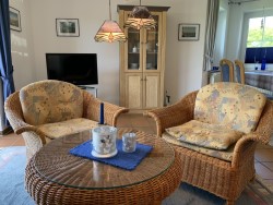 Foto: Ferienhaus Mien lüttje Huuske, Greetsiel: Ostfriesische Gemütlichkeit - hier vielleicht mit Tee und Kuchen vom Bäcker oder einem Greetsieler Eis?