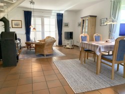 Foto: Ferienhaus Mien lüttje Huuske, Greetsiel: Großzügig geschnitten - offenes Wohnen im Erdgeschoss - helle Räumlichkeiten mit großen Fenstern die Zugang zur Sonnen-Terrasse ermöglichen - hier der Blick vom Flur in den Wohn- und Essbereich