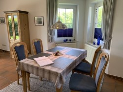 Foto: Ferienhaus Mien lüttje Huuske, Greetsiel: Ein schöner Eßplatz am Fenster im Greetsieler Ferienhaus