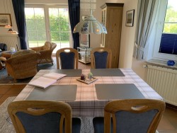 Foto: Ferienhaus Mien lüttje Huuske, Greetsiel: Ferienhaus Mien lüttje Huuske, Greetsiel: Holen Sie sich doch ein leckeres Essen aus den umliegenden Greetsieler Restaurants ins Ferienhaus - Greetsieler Krabben oder ein Matjesbrötchen müssen Sie in diesem Urlaub probiert haben...