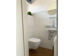 Foto: Ferienhaus Mien lüttje Huuske, Greetsiel: ...befindet sich das ebenfalls frisch sanierte Gäste-WC...