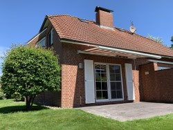 Foto: Ferienhaus Mien lüttje Huuske, Greetsiel: Gartenliegen mit Polsterauflagen passend zur Markise, Tisch und Stühle sind vorhanden und warten ebenfalls auf ihren Einsatz